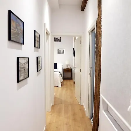 Piso Moderno A 2 Minutos Del Casco Viejo Con Parking Gratis *