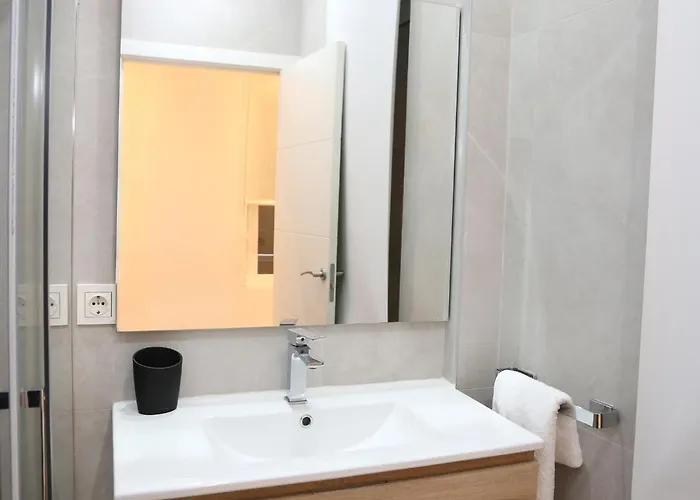 Piso Moderno A 2 Minutos Del Casco Viejo Con Parking Gratis *