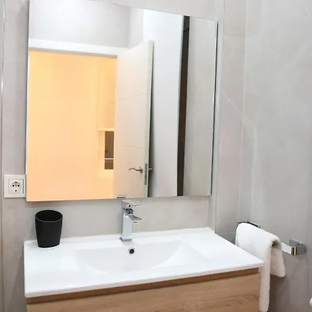 Piso Moderno A 2 Minutos Del Casco Viejo Con Parking Gratis *