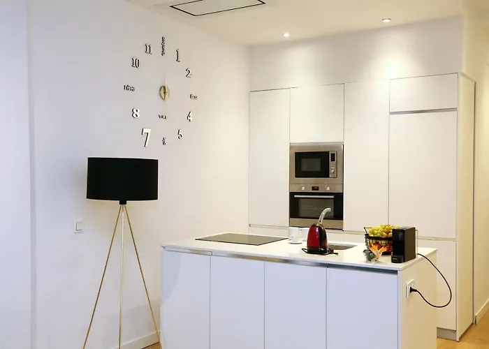 Piso Moderno A 2 Minutos Del Casco Viejo Con Parking Gratis *